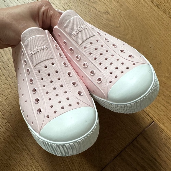 Native Jefferson Lightweight Shoes - Size J3 - Milk Pink & White - Like New - Picture 10 of 10